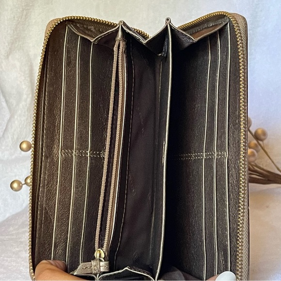 Authentic Coach Zippy wallet - Picture 8 of 9